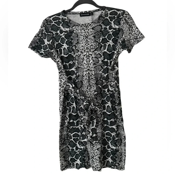 PrettyLittleThing Grey Snake Print Tie Waist T-Shirt Dress - Picture 6 of 10